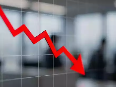 Roter Abwärtstrend auf einem digitalen Aktienmarkt-Monitor - Foto: über boerse-global.de