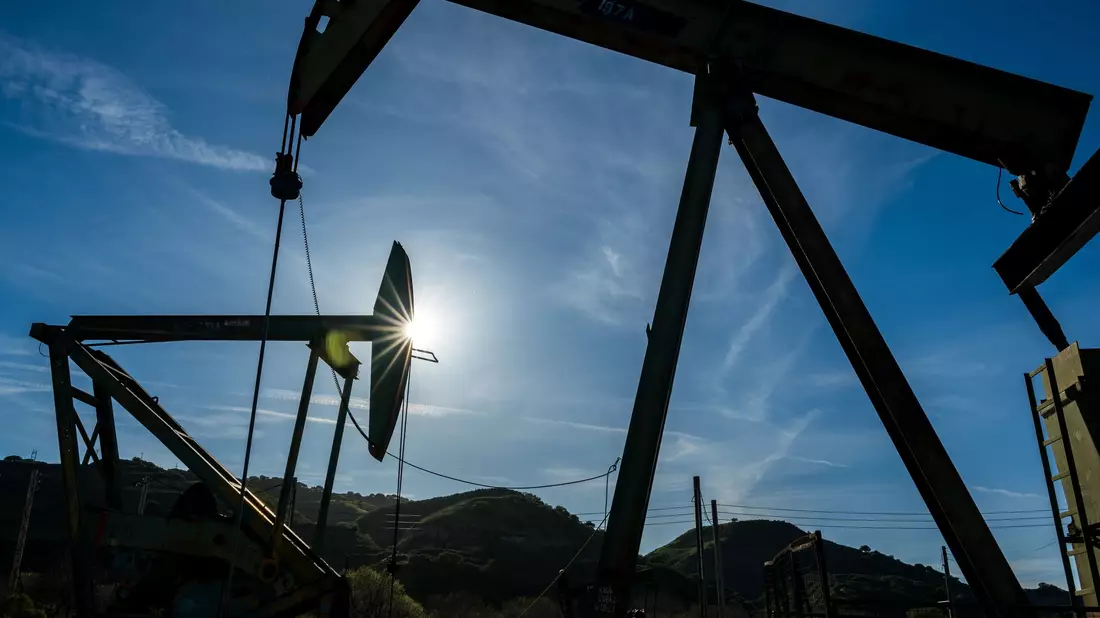 Stark gesunkene Ölpreise verhalfen dem Dax am Montag zum Handelsstart zu einem weiteren Rekordhoch. (Symbolbild) - Bild: Nic Coury/AP/dpa