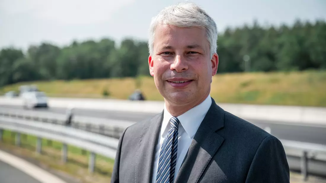 Die Milliarden müssten in die Umsetzung, sagte Bilger bei der Verkehrsfreigabe eines Autobahnteilstücks der A3 bei Erlangen. - Bild: Daniel Vogl/dpa