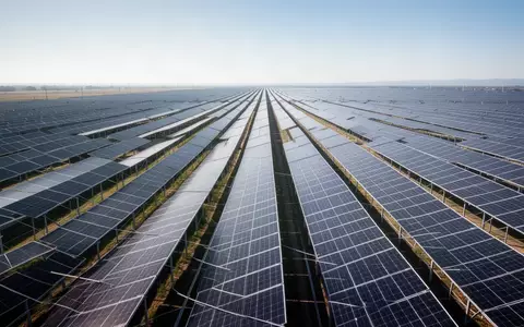 Weitläufiger Solarpark mit modernen Photovoltaik-Modulen unter strahlend blauem Himmel als Symbol für nachhaltige Investitionen. - Foto: über boerse-global.de