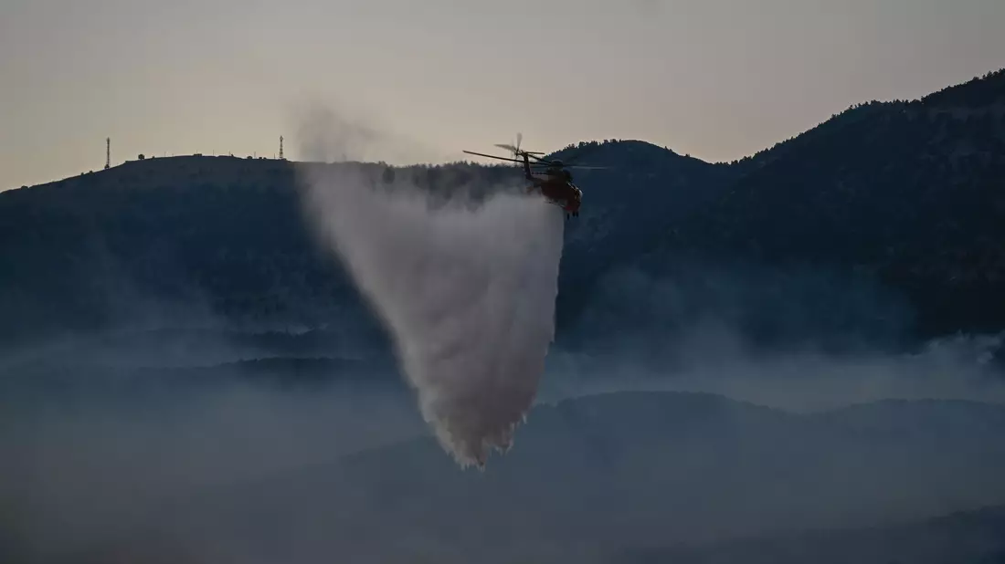 Für die Piloten der Löschhubschrauber sind die Einsätze sehr gefährlich. - Bild: Michael Varaklas/AP/dpa
