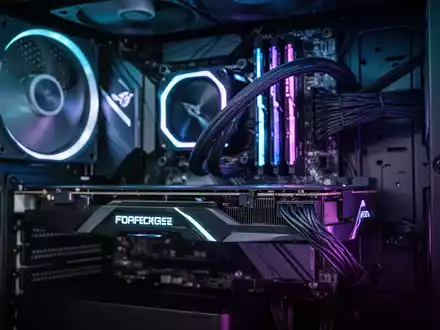 Nahaufnahme einer modernen Grafikkarte in einem beleuchteten Gaming-PC, die technologische Fortschritte bei VRAM symbolisiert. - Foto: über boerse-global.de