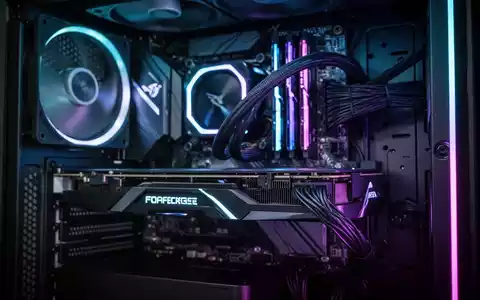 Nahaufnahme einer modernen Grafikkarte in einem beleuchteten Gaming-PC, die technologische Fortschritte bei VRAM symbolisiert. - Foto: über boerse-global.de