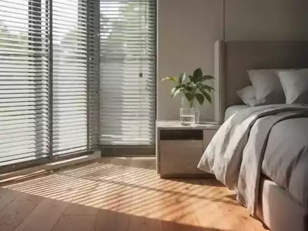Modernes, schattiges Schlafzimmer mit natürlicher Lichtstimmung und Pflanzen als Symbol für passive Kühlung. - Foto: über boerse-global.de