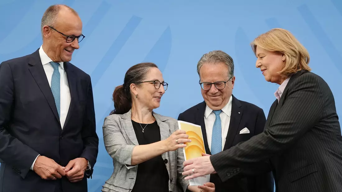 Bei der Entgegennahme der Empfehlungen der Rentenkommission kündigten Kanzler Friedrich Merz und Arbeitsministerin Bärbel Bas eine Umsetzung ohne Abstriche an. (Archivbild)  - Bild: Kay Nietfeld/dpa