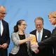Bei der Entgegennahme der Empfehlungen der Rentenkommission kündigten Kanzler Friedrich Merz und Arbeitsministerin Bärbel Bas eine Umsetzung ohne Abstriche an. (Archivbild)  - Bild: Kay Nietfeld/dpa