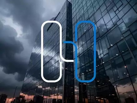 Abstrakte Darstellung eines modernen Bürogebäudes bei stürmischem Wetter als Symbol für ein finanzielles Warnsignal. - Foto: über boerse-global.de