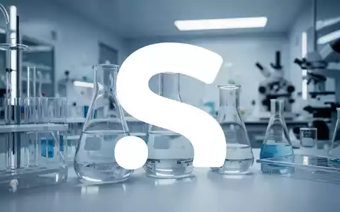 Modernes Labor mit wissenschaftlichen Geräten in blauer Beleuchtung als Symbol für die Pharmabranche. - Foto: über boerse-global.de