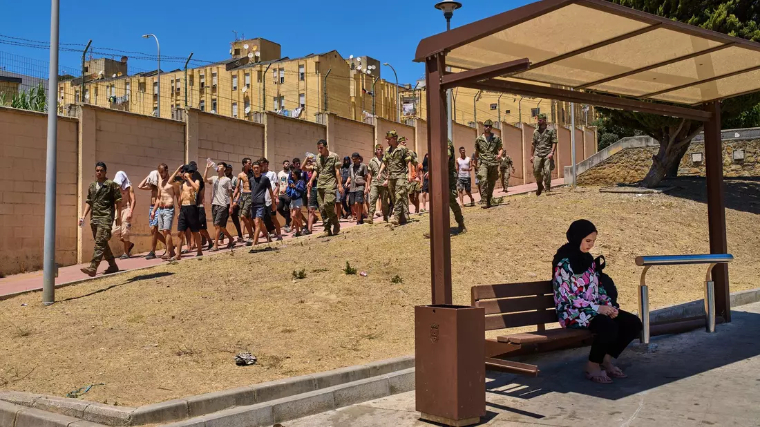 Der größte Teil der schätzungsweise 50.000 bis 60.000 Migranten ist nach Angaben der spanischen Regierung nach Marokko zurückgekehrt. - Bild: Bernat Armangue/AP/dpa