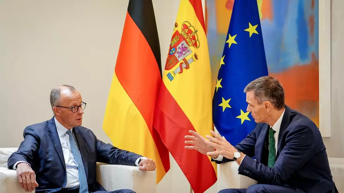 Wegen des Ansturms zehntausender Migranten auf die Exklave Ceuta hatte Bundeskanzler Friedrich Merz die spanische Regierung aufgerufen, die Situation schnellstmöglich wieder in den Griff zu bekommen. (Archivbild)  - Bild: Kay Nietfeld/dpa