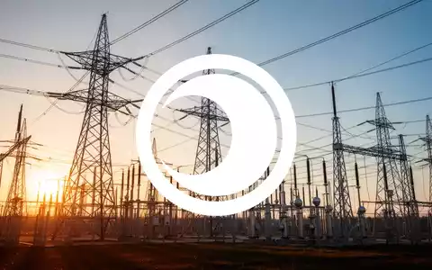 Moderne Energieinfrastruktur und Hochspannungsmasten in der Abendsonne als Symbol für industrielles Wachstum. - Foto: über boerse-global.de