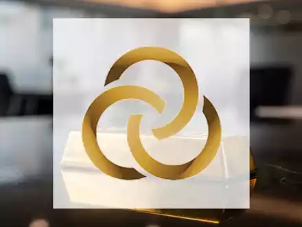 Ein glänzender Goldbarren auf einer dunklen, polierten Oberfläche in einer professionellen Finanzumgebung. - Foto: über boerse-global.de