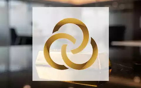 Ein glänzender Goldbarren auf einer dunklen, polierten Oberfläche in einer professionellen Finanzumgebung. - Foto: über boerse-global.de