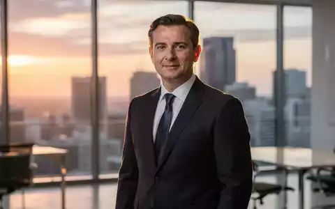 Ein Geschäftsmann in einem modernen Bürogebäude während des Sonnenaufgangs. - Foto: über boerse-global.de