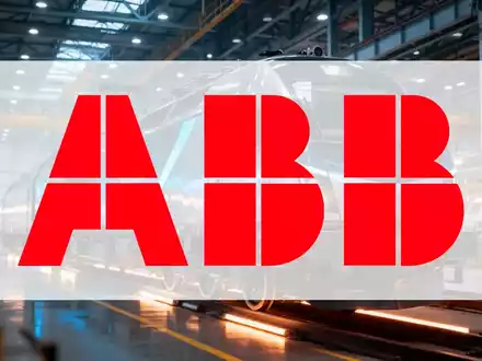 Moderne Hybridlokomotive in einer industriellen Fertigungshalle mit professioneller Beleuchtung. - Foto: über boerse-global.de
