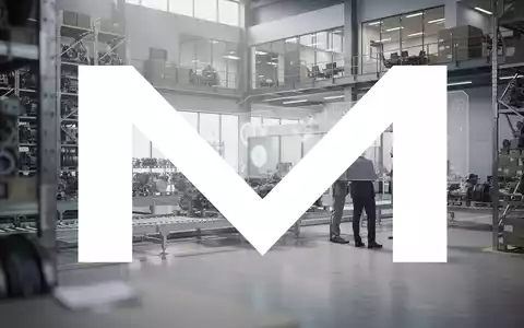 Abstraktes, professionelles Bild einer modernen Industriehalle mit Fokus auf Logistik und Unternehmensstrategie. - Foto: über boerse-global.de