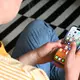 Manche Kinder haben ihren ersten Account in sozialen Medien schon mit zehn oder elf Jahren. (Archivbild) - Bild: Elisa Schu/dpa