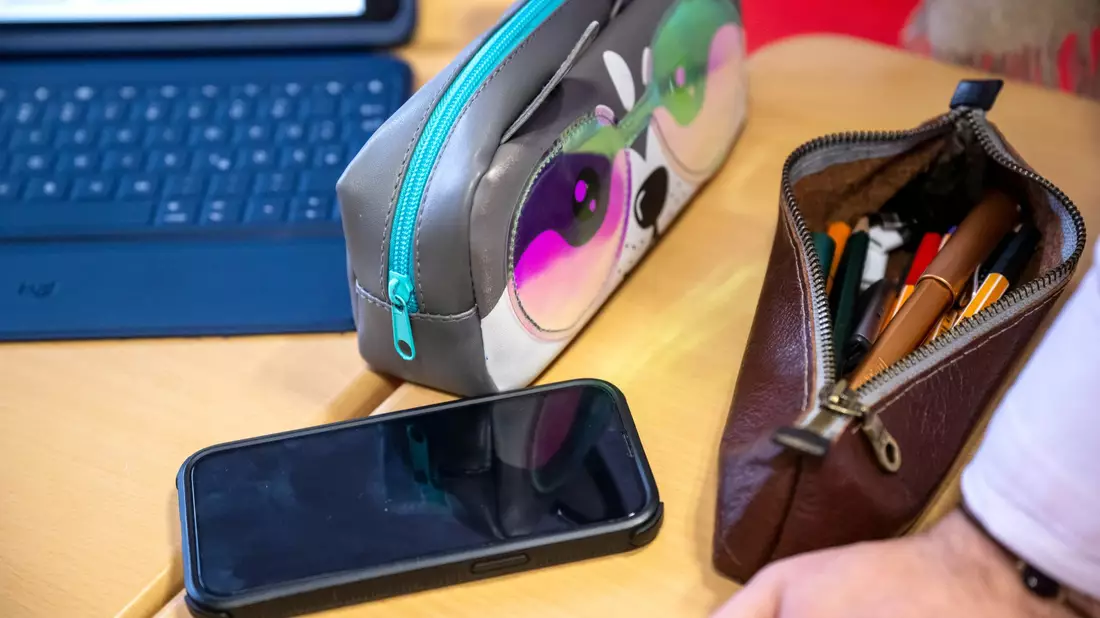 Liegt das Smartphone auf dem Schreibtisch, geht der Blick häufiger dorthin. (Archivbild) - Bild: Sina Schuldt/dpa