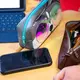 Liegt das Smartphone auf dem Schreibtisch, geht der Blick häufiger dorthin. (Archivbild) - Bild: Sina Schuldt/dpa