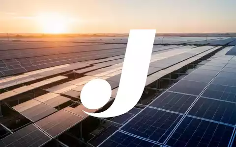 Moderne Photovoltaik-Anlage in einer weiten Landschaft bei Sonnenaufgang - Foto: über boerse-global.de