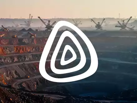 Moderne, weitlĂ€ufige Tagebau-Mine in der AbenddĂ€mmerung mit tiefen Erdschichten und industrieller AtmosphĂ€re. - Foto: ĂŒber boerse-global.de