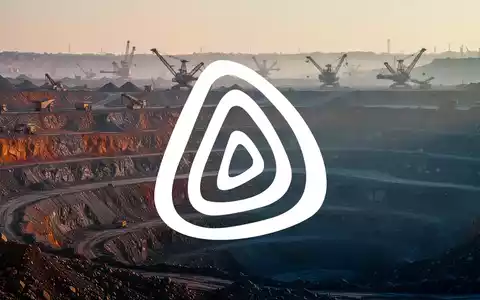 Moderne, weitläufige Tagebau-Mine in der Abenddämmerung mit tiefen Erdschichten und industrieller Atmosphäre. - Foto: über boerse-global.de