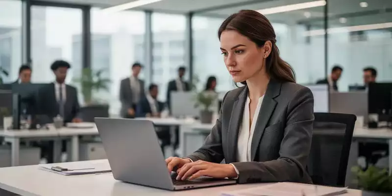 Eine professionelle Frau bei der Arbeit an einem Laptop in einem modernen, hellen Büro. - Foto: über boerse-global.de