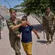 Unter den Zehntausenden Ankömmlingen waren auch sehr junge Migranten. - Bild: Bernat Armangue/AP/dpa