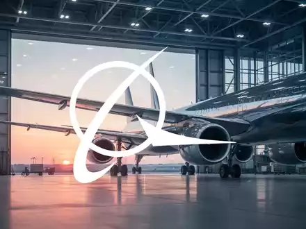 Moderne Flugzeugturbine in einer hellen Werkhalle bei Sonnenaufgang, symbolisiert Fortschritt in der Luftfahrtindustrie. - Foto: über boerse-global.de