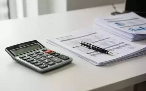 Ein moderner Schreibtisch mit Taschenrechner, Füllfederhalter und Finanzdokumenten. - Foto: über boerse-global.de