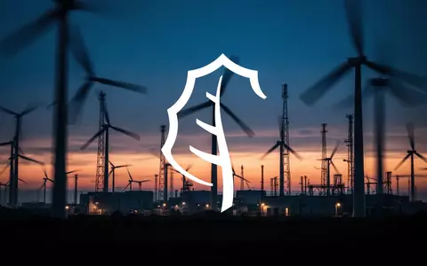 Dämmerungsaufnahme eines modernen Windparks mit stimmungsvoller Beleuchtung. - Foto: über boerse-global.de