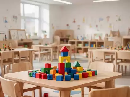 Heller, moderner Innenraum einer Kindertagesstätte mit Spielzeug und Lernmaterialien in einer professionellen Umgebung. - Foto: über boerse-global.de