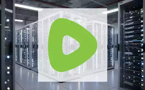 Reihen von Server-Racks in einem modernen Rechenzentrum mit leuchtenden LEDs. - Foto: über boerse-global.de