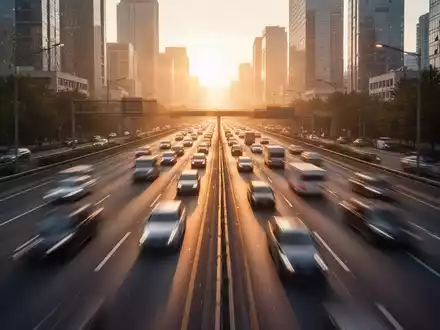 Autoverkehr auf einer Autobahn bei Sonnenaufgang während des morgendlichen Berufsverkehrs. - Foto: über boerse-global.de