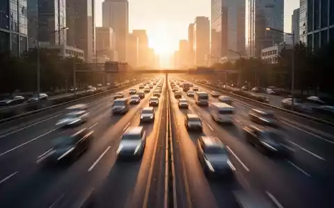 Autoverkehr auf einer Autobahn bei Sonnenaufgang während des morgendlichen Berufsverkehrs. - Foto: über boerse-global.de