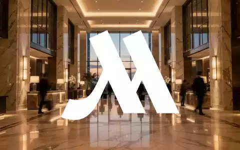 Modernes, luxuriöses Hotelfoyer bei Dämmerung mit eleganter Beleuchtung und gehobener Atmosphäre. - Foto: über boerse-global.de