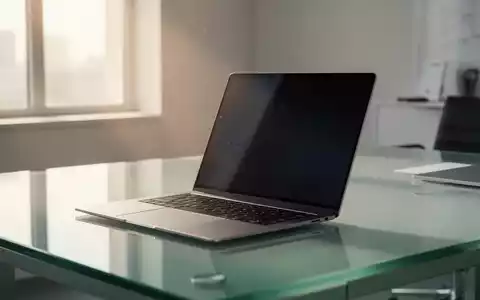 Ein hochwertiger Laptop auf einem modernen Schreibtisch in einem hellen, professionellen Büro. - Foto: über boerse-global.de