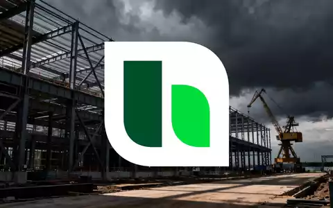 Moderne Baustelle mit Stahlstrukturen und Industriemaschinen unter einem dramatischen, bewölkten Himmel. - Foto: über boerse-global.de