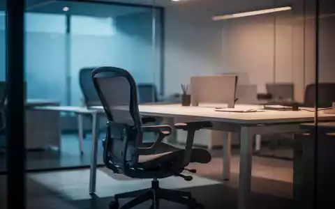 Ein minimalistischer, moderner Arbeitsplatz mit einem leeren Bürostuhl, der die psychische Belastung im Arbeitsalltag symbolisiert. - Foto: über boerse-global.de
