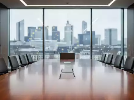 Moderner Konferenzraum in der Europäischen Zentralbank mit Blick auf die Skyline von Frankfurt. - Foto: über boerse-global.de