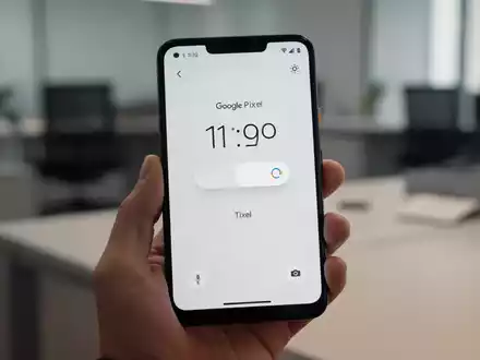 Ein Google Pixel Smartphone mit einer aktiven Timer-Anzeige im Sperrbildschirm. - Foto: über boerse-global.de