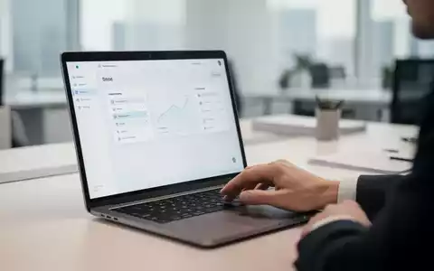 Ein moderner, heller Büroarbeitsplatz mit einem Laptop, der eine Software-Oberfläche anzeigt, in einer professionellen Umgebung. - Foto: über boerse-global.de