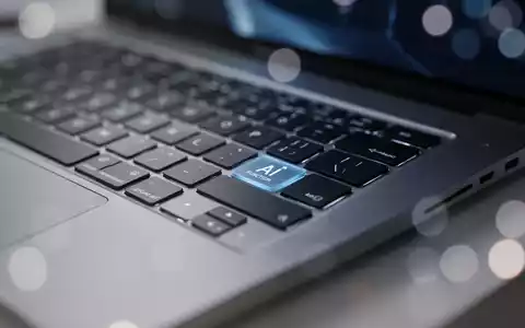 Nahaufnahme einer modernen Laptop-Tastatur mit Fokus auf eine dedizierte Funktionstaste in einer professionellen Büroumgebung. - Foto: über boerse-global.de