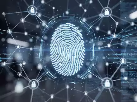 Abstraktes digitales Sicherheitskonzept mit einem leuchtenden biometrischen Fingerabdruck und vernetzten Datenströmen. - Foto: über boerse-global.de