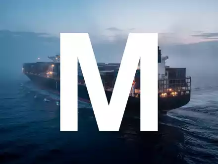 Ein großes Frachtschiff auf dem Ozean bei Dämmerung, das den globalen Seehandel symbolisiert. - Foto: über boerse-global.de