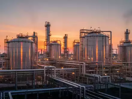 Moderne Industrie-Raffinerie mit komplexen Rohrleitungssystemen und Lagertanks im Licht der Abenddämmerung. - Foto: über boerse-global.de