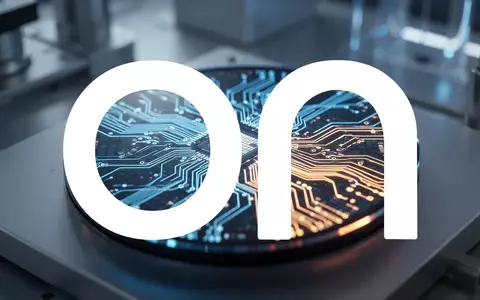 Nahaufnahme eines leuchtenden Halbleiter-Wafers mit abstrakten Schaltkreisstrukturen in einer modernen Laborumgebung. - Foto: über boerse-global.de