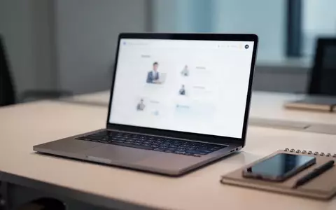 Moderner Arbeitsplatz mit Laptop und Büroausstattung als Symbol für digitale Kollaboration und Künstliche Intelligenz. - Foto: über boerse-global.de