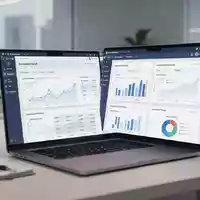 Ein Laptop zeigt digitale Finanzdaten und Lohnabrechnungssoftware in einem modernen Büroumfeld. - Foto: über boerse-global.de