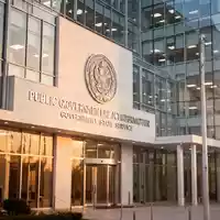 Modernes Regierungsgebäude bei Sonnenuntergang als Symbol für öffentliche Infrastruktur und Staatsfinanzen. - Foto: über boerse-global.de
